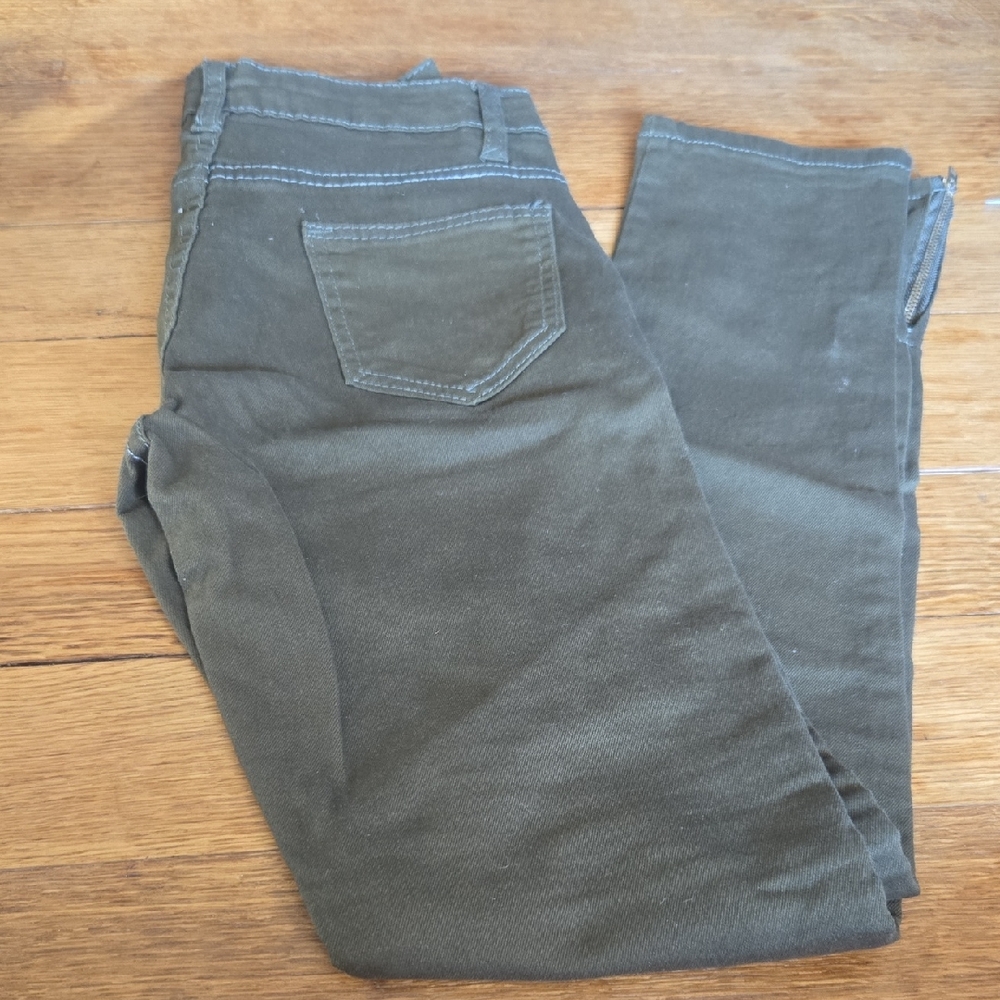 Green Skinny Pants with Versatile Style